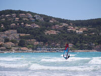 Planche à voile dans la baie des Lecques