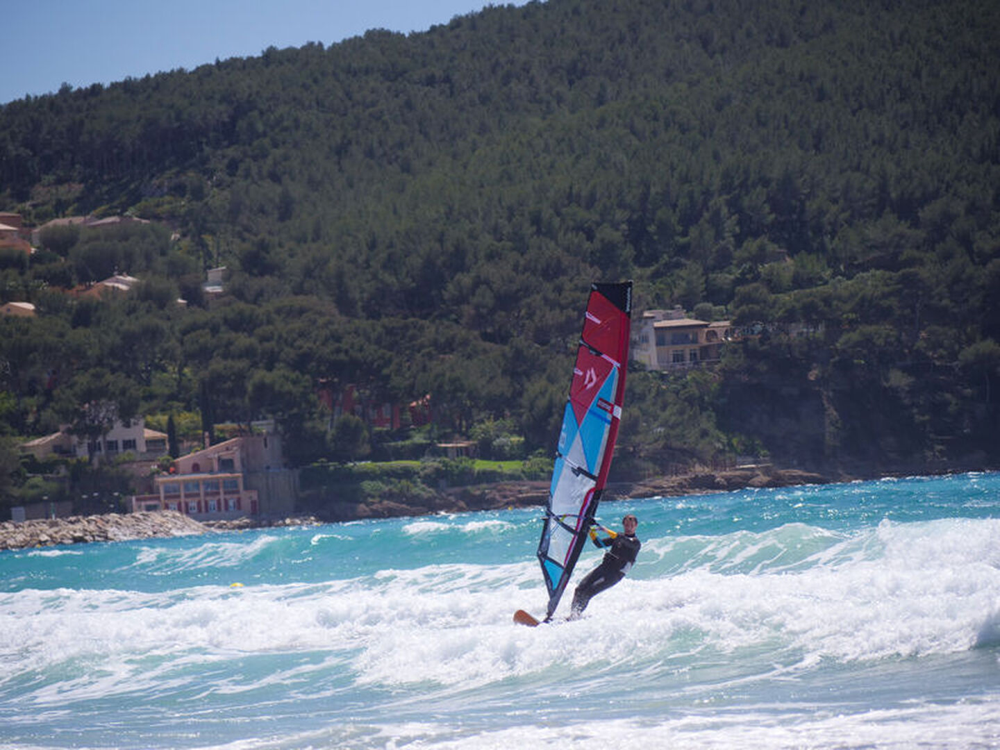 Planche à voile dans la baie des Lecques