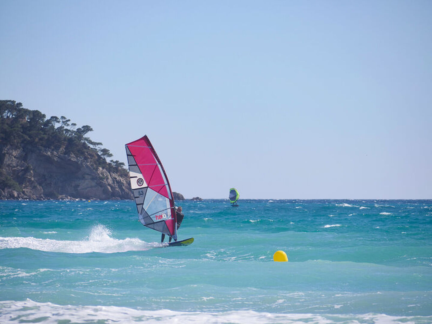 Planche à voile dans la baie des Lecques