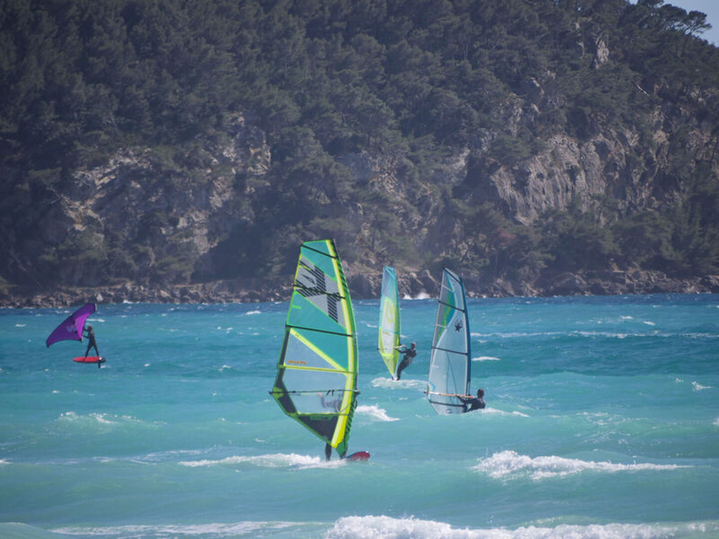 Planche à voile dans la baie des Lecques