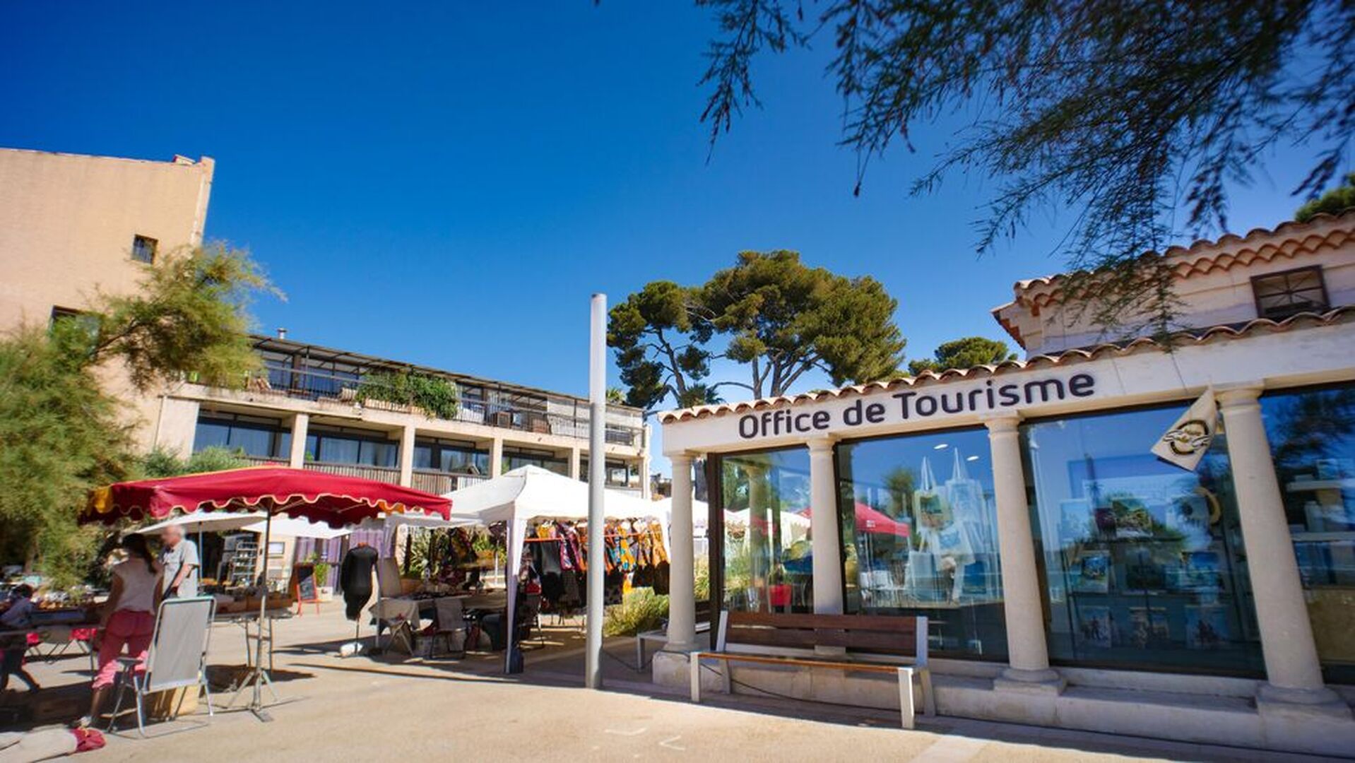 Marché Saint Cyr les pieds dans l'eau