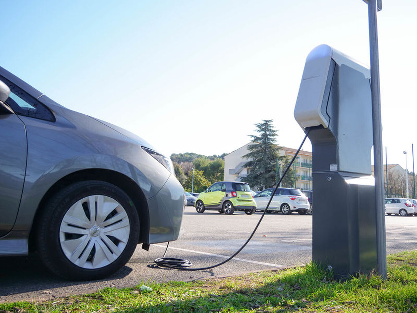 Borne pour recharge des véhicules électriques