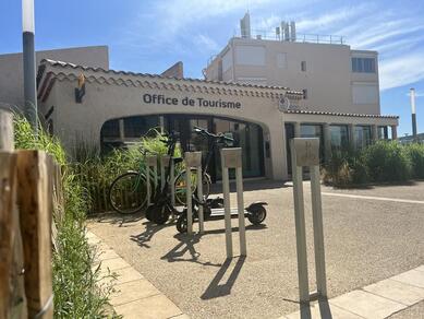 Aire de stationnement vélo devant l'Office de tourisme
