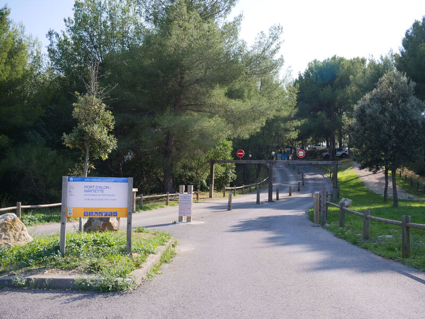 Entrée Parking Calanque de Port d'Alon