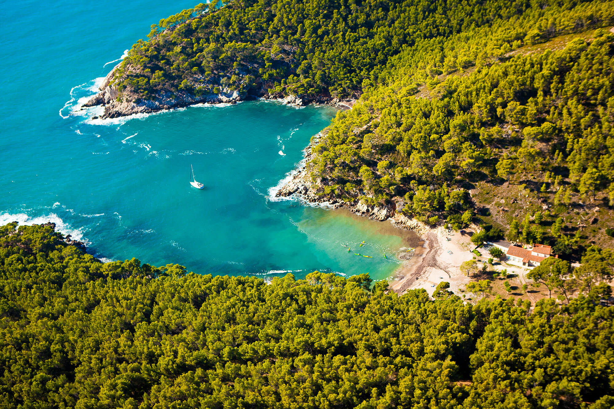 Calanque de port d'Alon vue aérienne