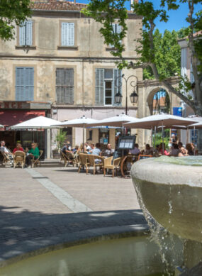 Fontaine sur la place Portalis