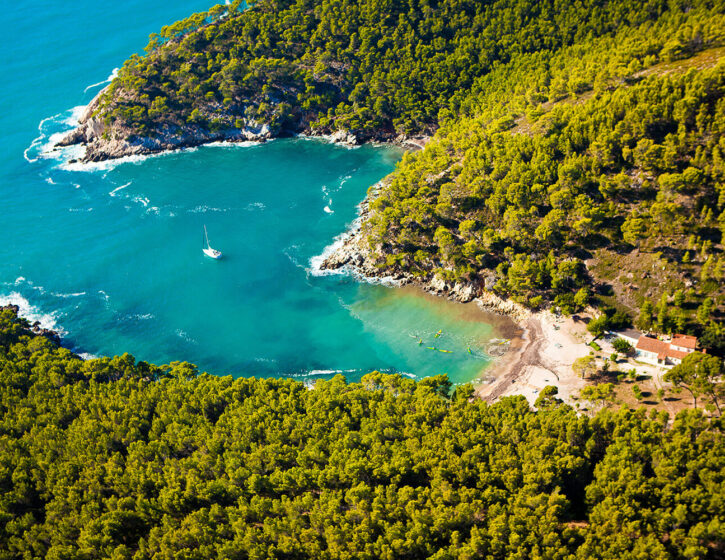 Calanque de port d'Alon vue du ciel