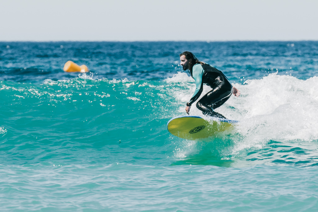 surfeur dans la baie des Lecques