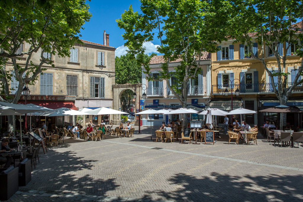 Place portalis cafetiers sous les platanes