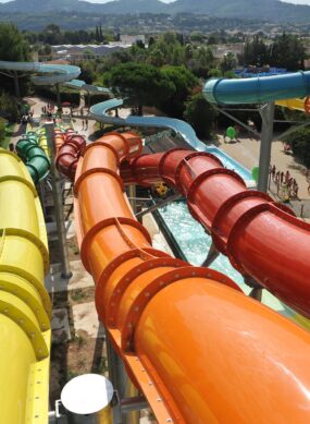 toboggans colorés du parc aquatique Aqualand