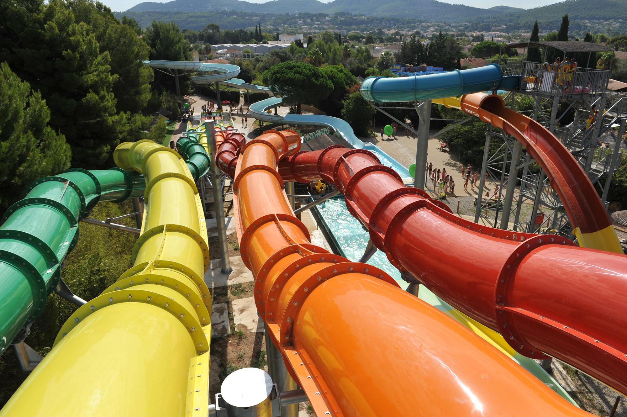 toboggans colorés du parc aquatique Aqualand