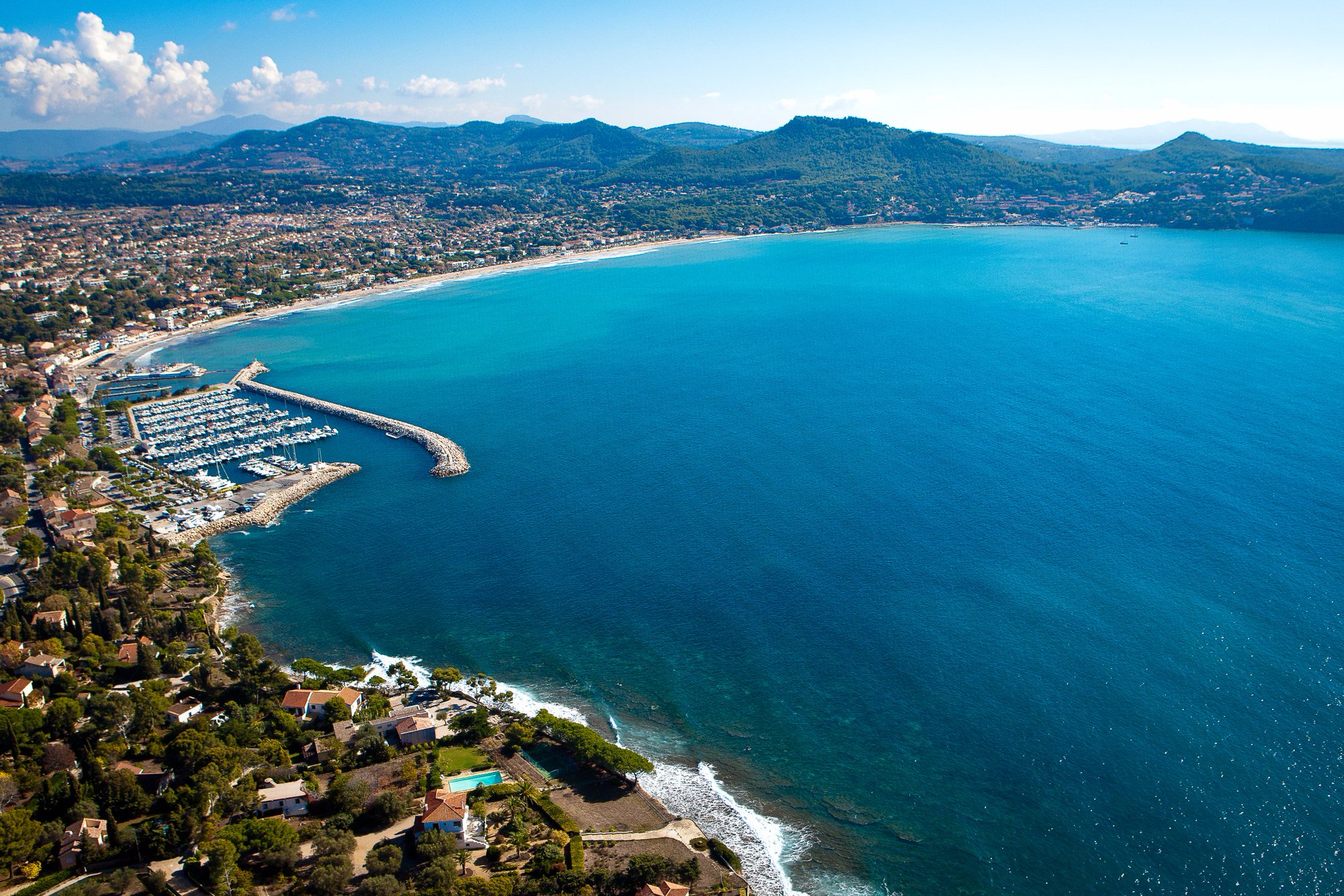 Vue aerienne de la baie des Lecques