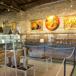 Vitrines et amphores dans la partie intérieure du musée