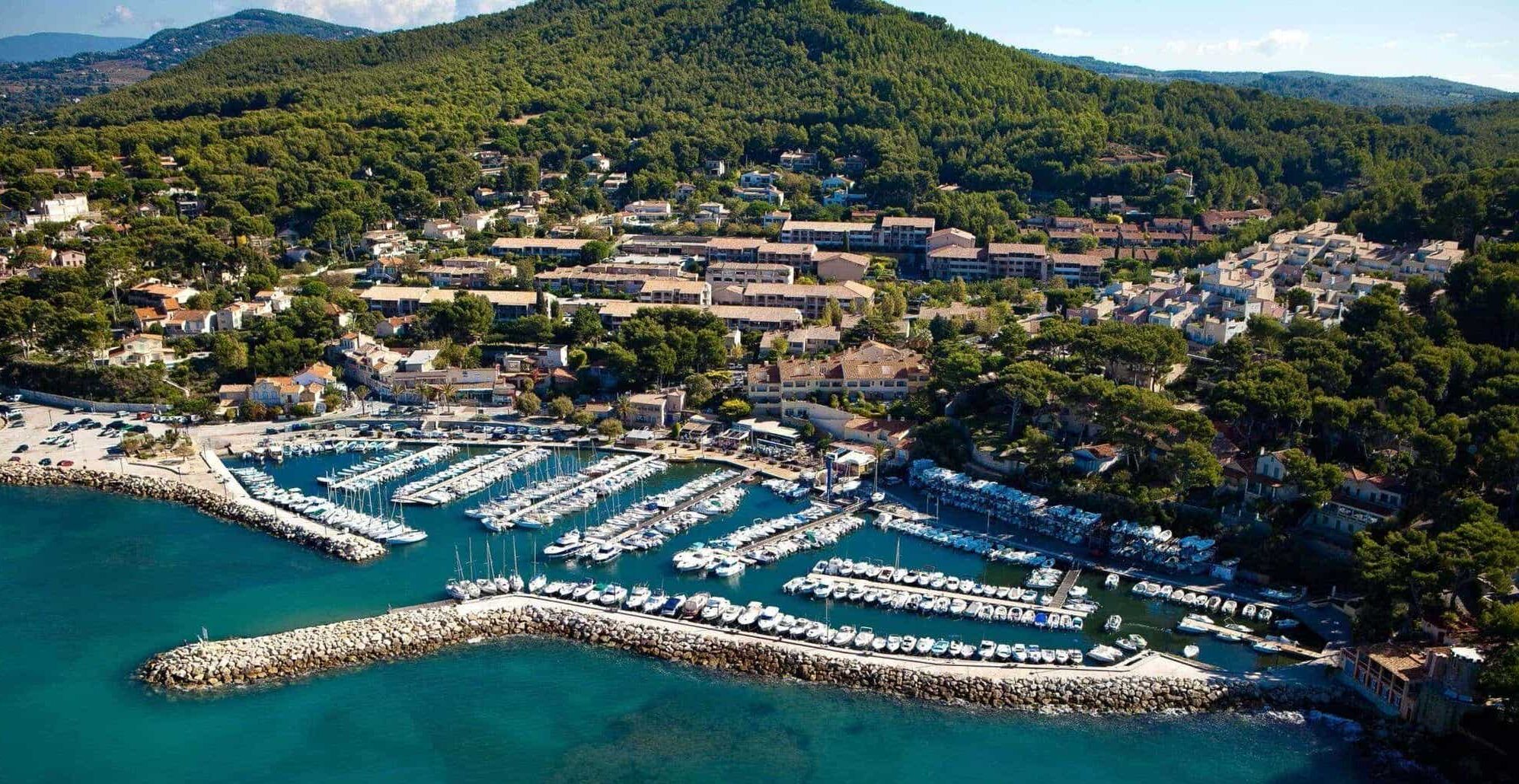 vue aérienne du port de la Madrague