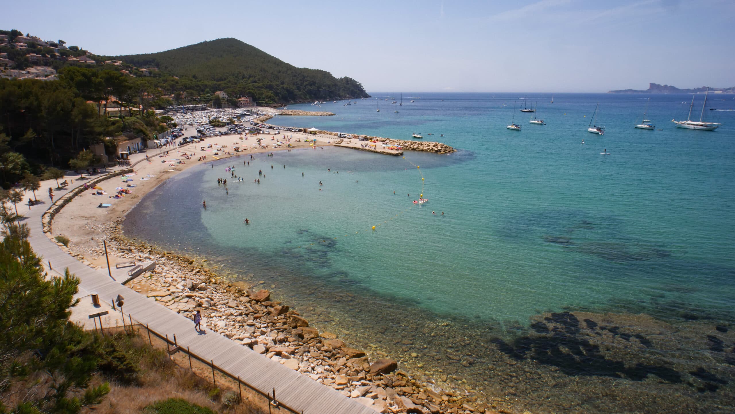 Vue de la plage de la Madrague, pointe Grenier et bec de l'aigle