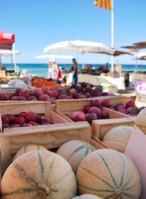 Marché les pieds dans l'eau le lundi matin en été