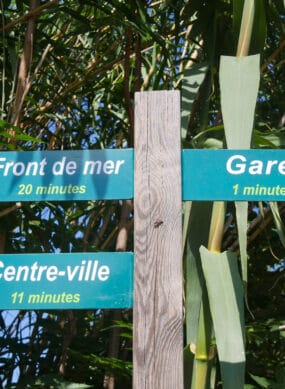 Panneaux des directions dans le quartier de la gare