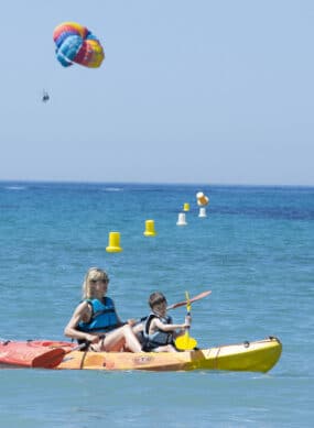 Kayak et parachute ascensionnel dans la baie