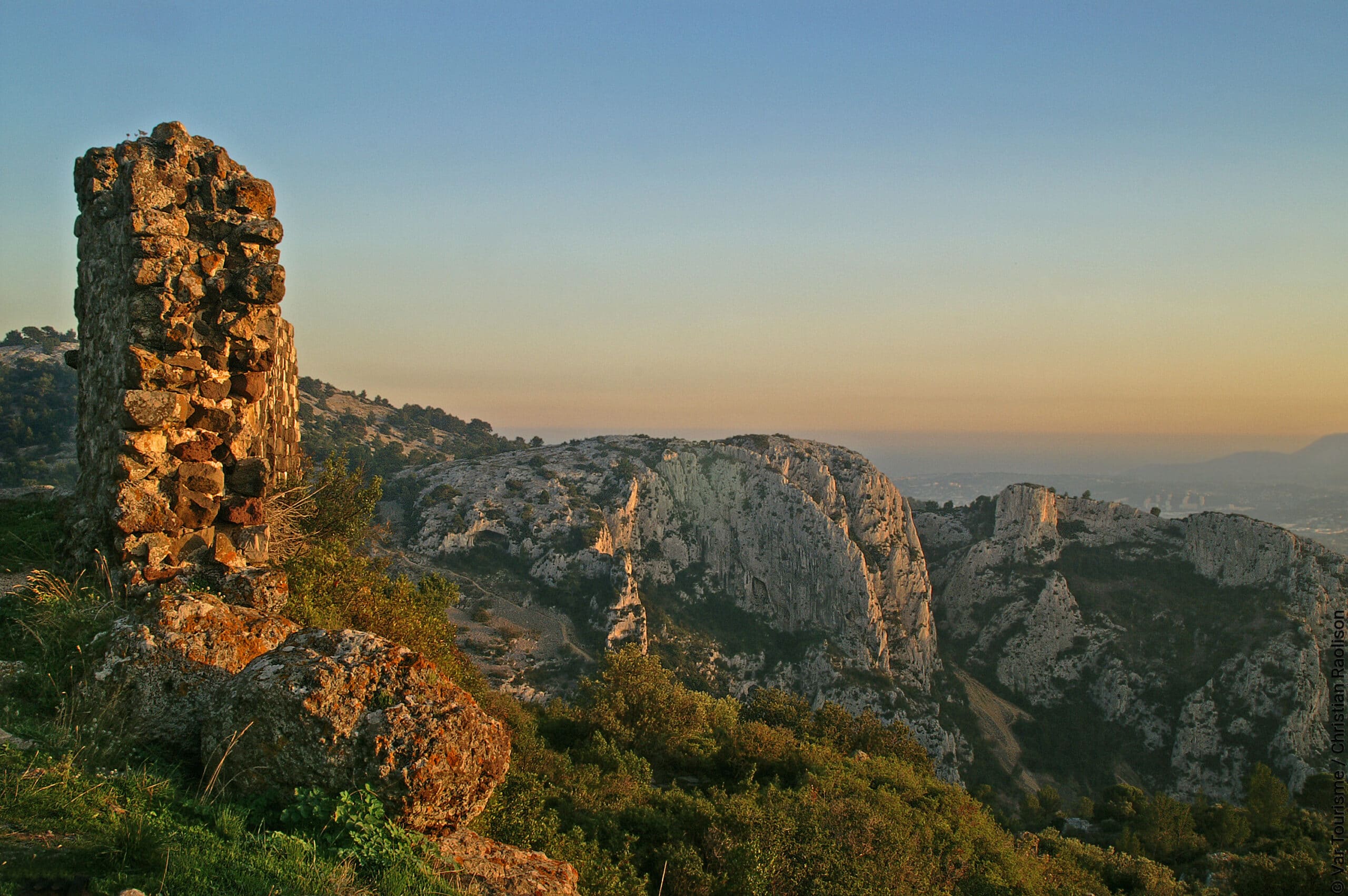 Vue depuis les ruines du château à Evenos