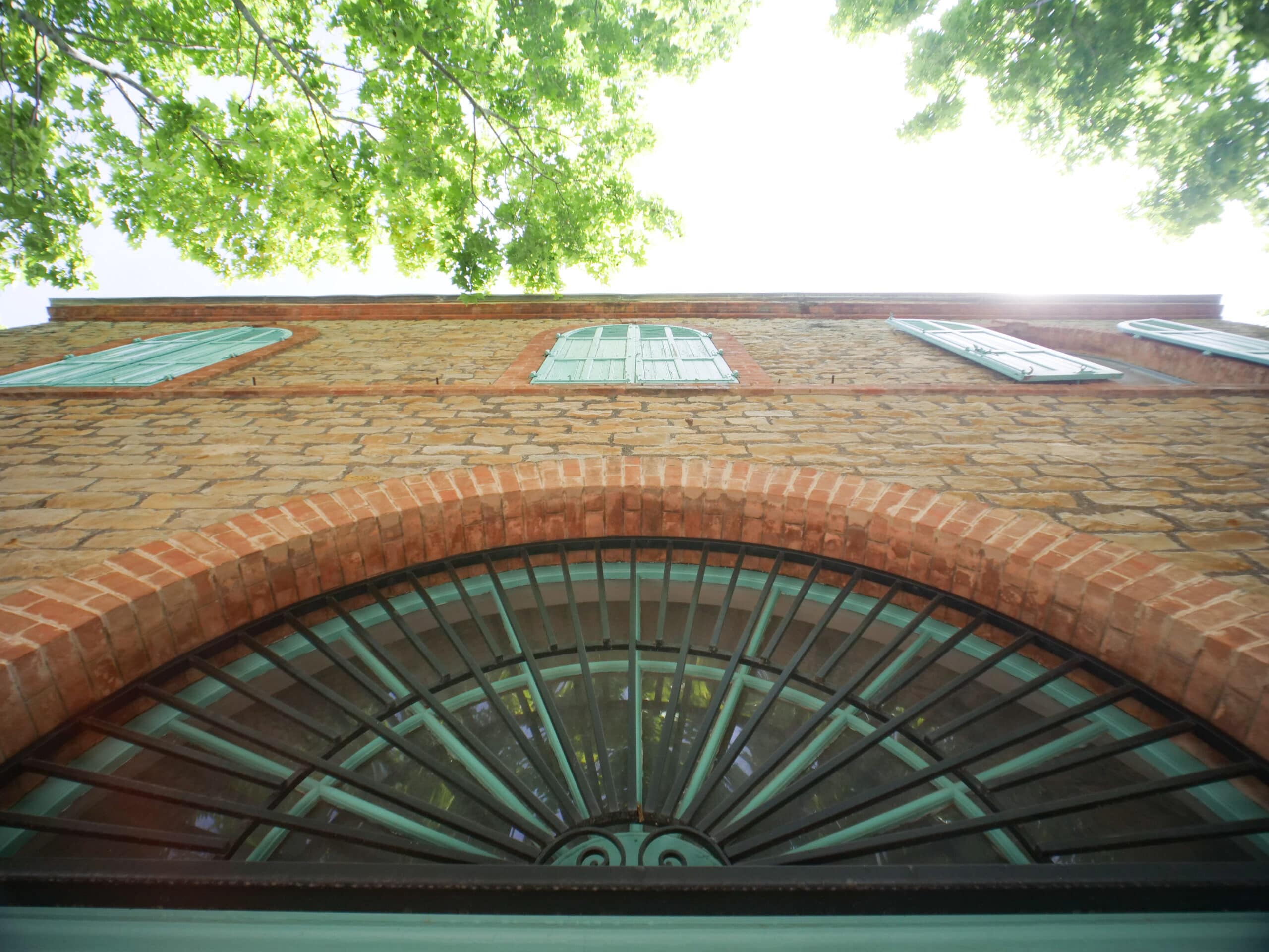Le centre d'art Sébastien et un beau soleil