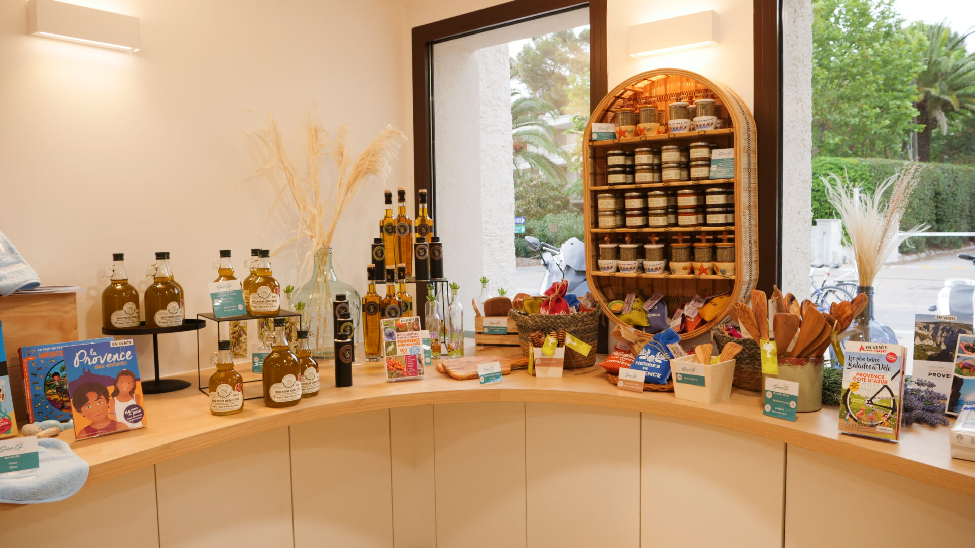 Huile d'olive et produits provençaux dans la boutique de l'office de tourisme