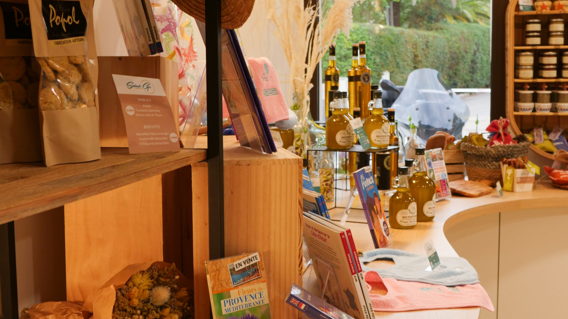 Santons, biscuits et livres enfant dans la boutique de l'office de tourisme