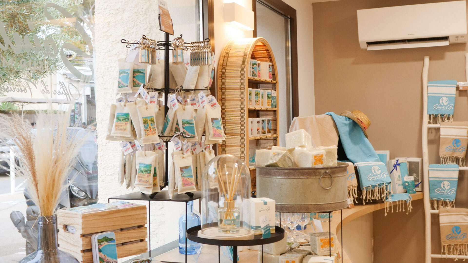 Savons, sachets de lavande, foutas et serviettes dans la boutique de l'Office de tourisme