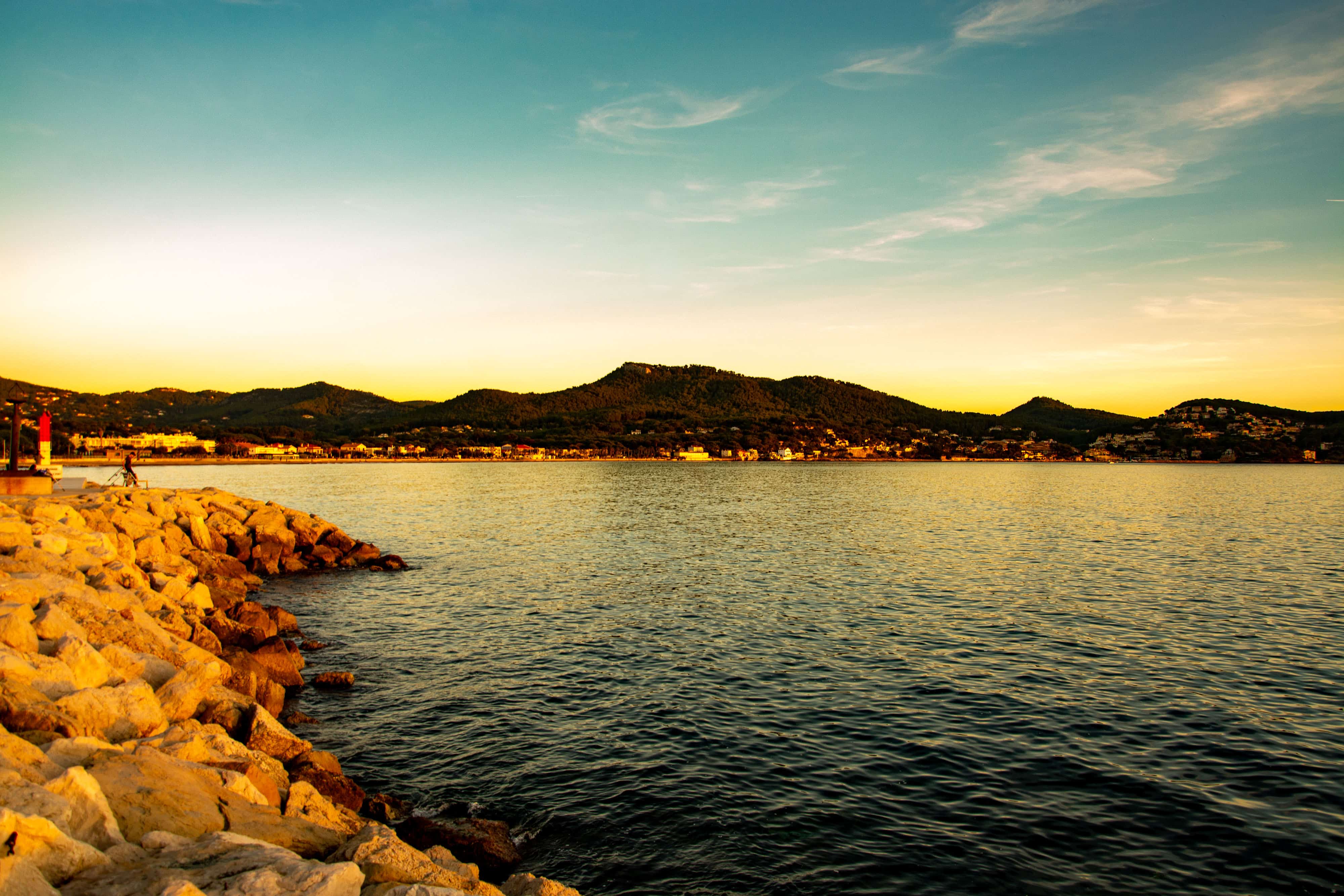 La baie de Saint-Cyr-sur-Mer vue de la jetée